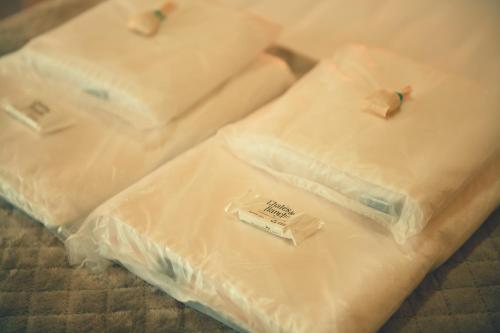 four white plastic bags with a price tag on them at Pousada Chalés do Rancho Canastra in Vargem Bonita