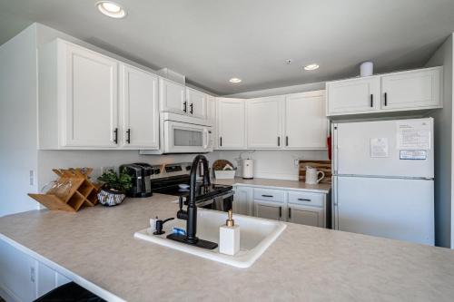 Una cocina o cocineta en Cozy Condo in Chelan with Balcony & Views