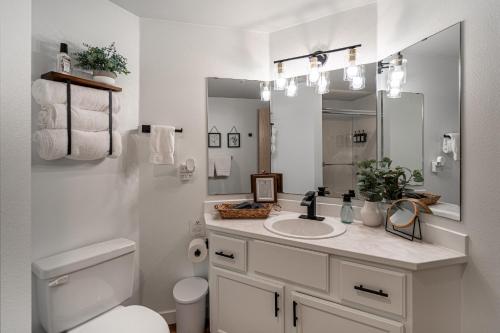 Un baño de Cozy Condo in Chelan with Balcony & Views
