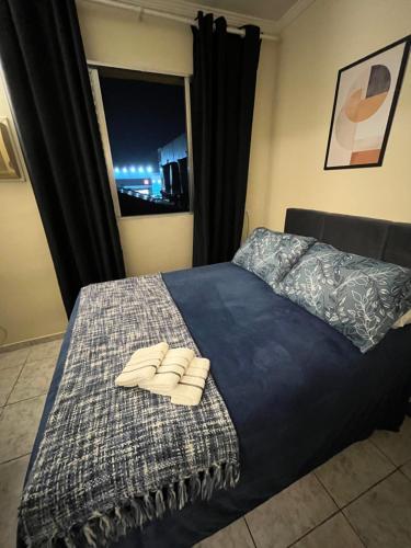 a bedroom with a bed with two towels on it at Apt Central Caraguá in Caraguatatuba