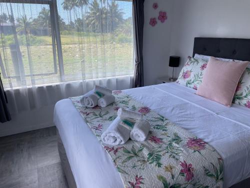 een slaapkamer met een bed met knuffels erop bij Are Rera's Holiday Homestead in Rarotonga