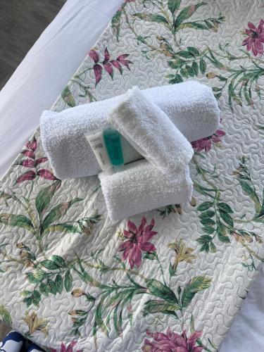 een quilt met handdoeken op het bed bij Are Rera's Holiday Homestead in Rarotonga