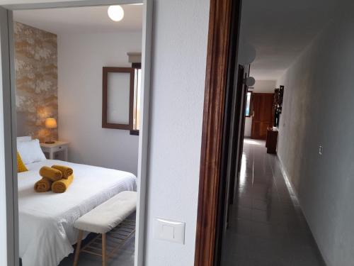 Un dormitorio con una cama con un osito de peluche encima. en Casa Ole, en Caleta de Caballo