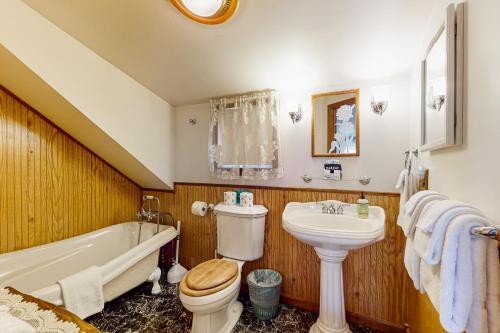 Bilik mandi di Betsie River Cabin