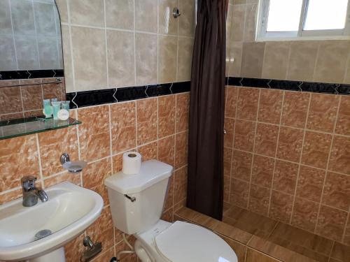 Koupelna v ubytování Costambar Ocean Breeze - Beachfront Apartment with Pool