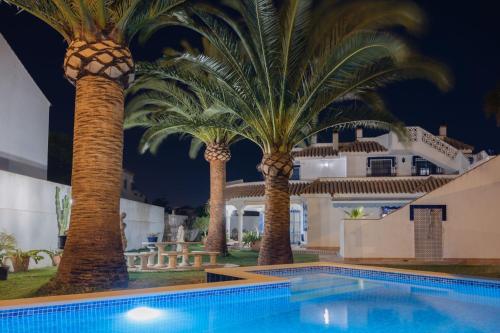 Villa La Contenta jardín y piscina en Conil centro