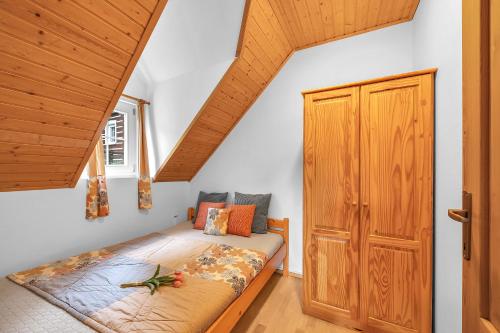 sypialnia z łóżkiem i drewnianymi drzwiami w obiekcie Modern chalet Na Zlatníku w mieście Zlatá Olešnice