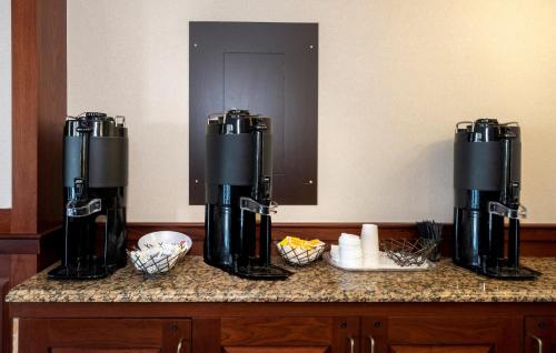 Příslušenství pro přípravu čaje a kávy v ubytování Red Roof Inn & Suites Wilmington – New Castle