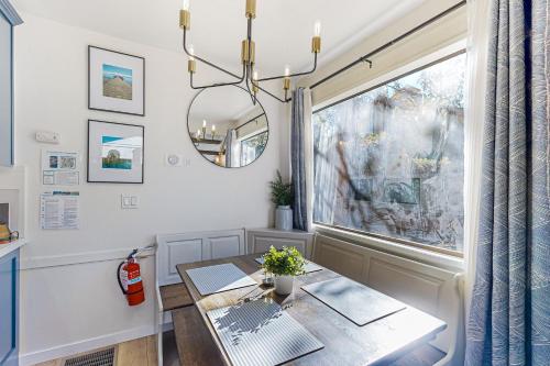 Un comedor con una mesa y una ventana. en Inn at South Lake Tahoe, en Kings Beach