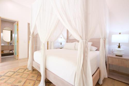 Postel nebo postele na pokoji v ubytování Bodhi Tree Yoga Resort
