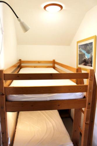 une chambre avec deux lits superposés dans une pièce dans l'établissement Les Chalets De Superd Fraxinelle - 2 PIECES 4 PERSONNES EXPO SUD BALCON MAE-8724, à Saint-Étienne-en-Dévoluy