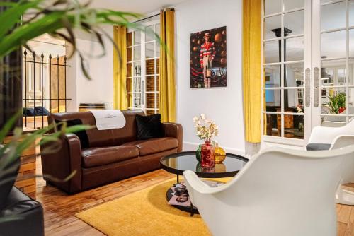 un salon avec un canapé et une table dans l'établissement Loft with Sauna, à Reims