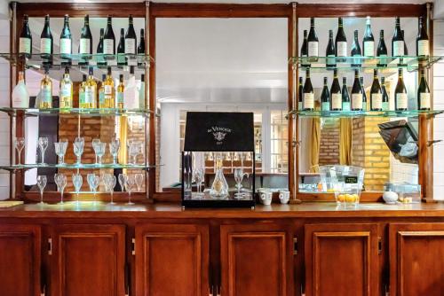 - un bar avec de nombreuses bouteilles de vin dans l'établissement Loft with Sauna, à Reims