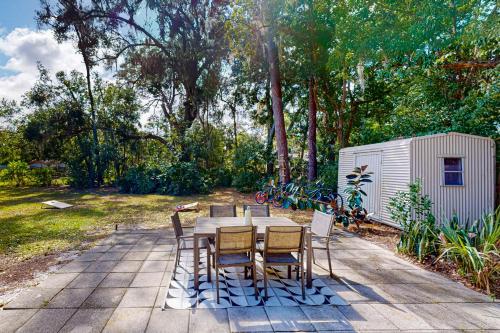 a table and chairs sitting on a patio at Mount Dorable in Mount Dora