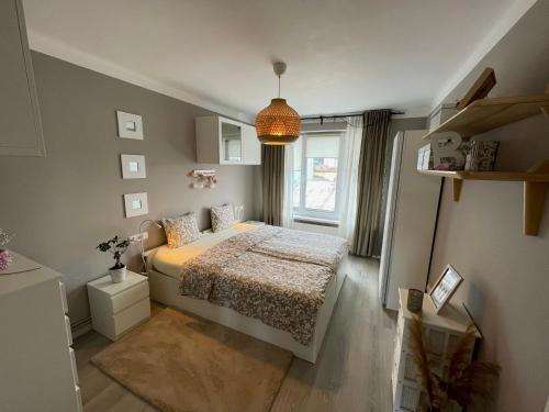 a small bedroom with a bed and a window at Apartament Loft Ultracentral Târgu Mureș in Târgu-Mureş