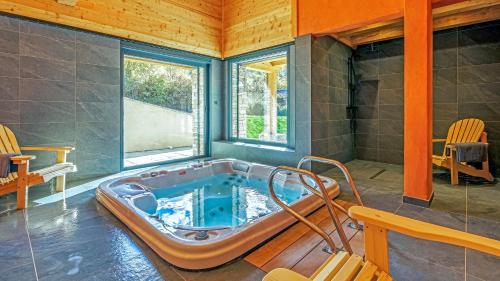 un jacuzzi au milieu d'une pièce dans l'établissement Chalet MAÉ, à Risoul