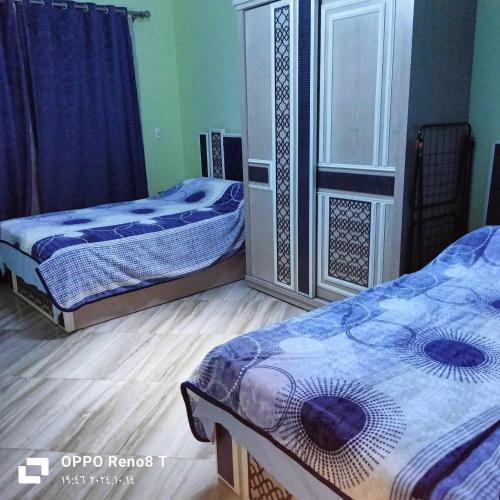Postel nebo postele na pokoji v ubytování شقة فندقيه فاخرة بمنطقة المعادى صف اول جميع الغرف تطل على النيل A luxury hotel apartment in Maadi, first row. All rooms overlook the Nile