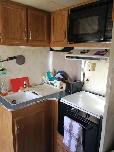 Una cocina o cocineta en Burnaby East home