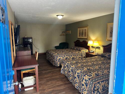 Postel nebo postele na pokoji v ubytování Westgate Manor Motel Austintown & Youngstown OHIO