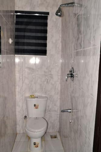 Ένα μπάνιο στο SEGXYCOLD VALLEY OASIS Elegant 2-Bedroom Apartment