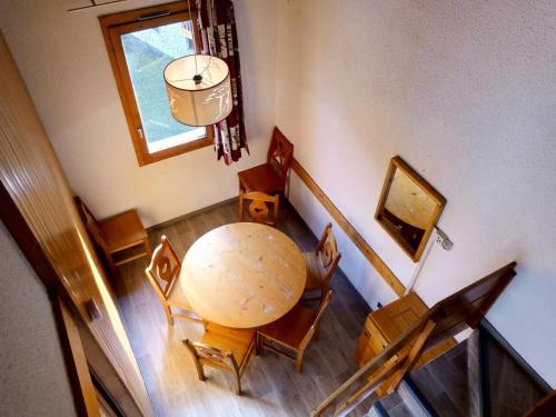 une table de salle à manger et des chaises dans une pièce dans l'établissement Résidence Dandy - DANDY 42 MAE-6311, à Les Allues