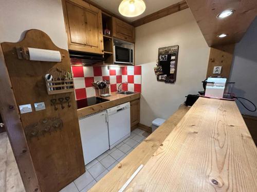 une cuisine avec un comptoir en bois dans une pièce dans l'établissement Résidence Erines - ERINES 17B MAE-6401, à Les Allues