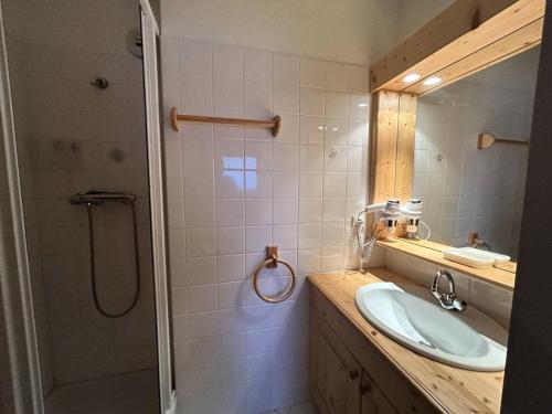 une salle de bain avec un lavabo et une douche dans l'établissement Résidence Erines - ERINES 17B MAE-6401, à Les Allues
