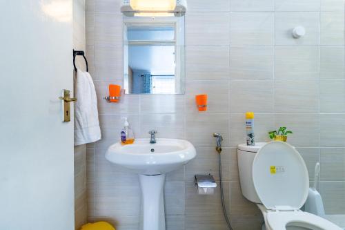 Koupelna v ubytování Cozy Rooms JKIA - 3 Bedroom With 5 Beds, 2Baths
