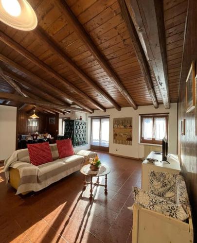 a living room with a couch and a table at Appartamento Caprioli in Pellizzano