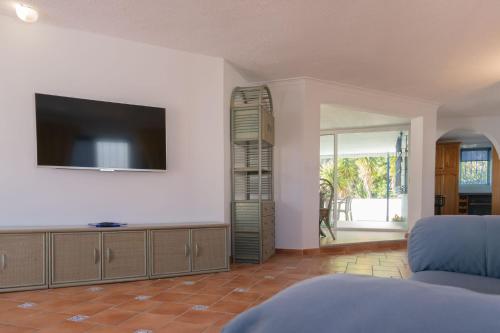 Villa La Contenta jardín y piscina en Conil centro