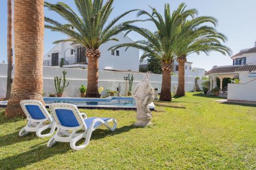 Villa La Contenta jardín y piscina en Conil centro