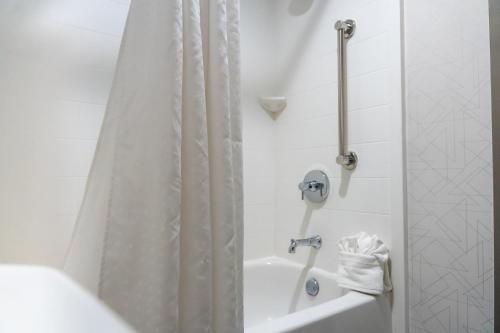 a bathroom with a shower curtain and a bath tub at Holiday Inn Express Frazer - Malvern by IHG in Frazer