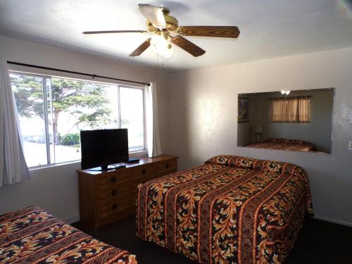 A television and/or entertainment centre at Cypress Tree Motel