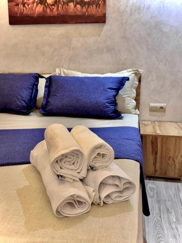 a bedroom with two beds with towels on them at Bonne étoile Imsouane in Imsouane