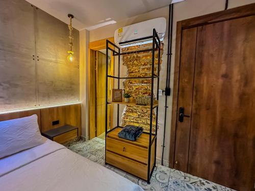 a bedroom with a bed and a wooden door at Casa Di Tatiana in Valledupar