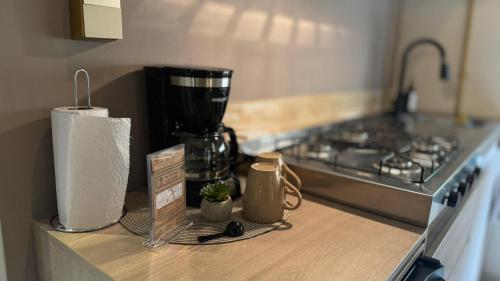 a kitchen counter with a coffee maker and a coffee pot at Casa Di Tatiana in Valledupar