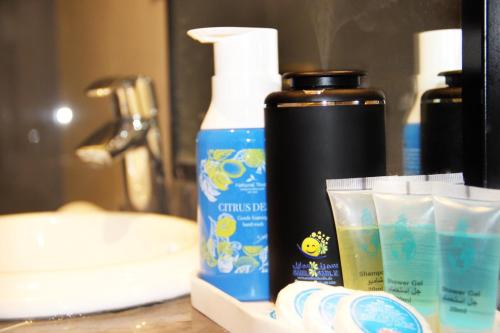 リヤドにあるرايا 03 raya القماريのバスルームカウンター(石鹸1本、その他のバスアメニティ付)