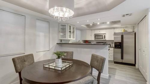 Dapur atau dapur kecil di Comfort and Style in the Phoenix Biltmore Area!