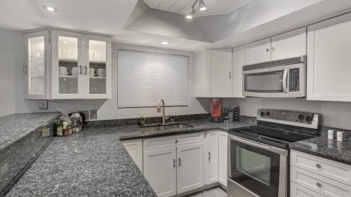 Dapur atau dapur kecil di Comfort and Style in the Phoenix Biltmore Area!