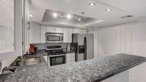 Dapur atau dapur kecil di Comfort and Style in the Phoenix Biltmore Area!