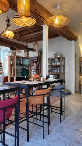 a dining room with a table and chairs at Tresors de Sens in Sens