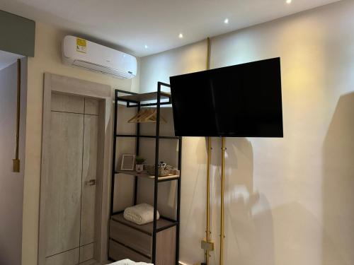 a flat screen tv on a wall in a room at Casa Di Tatiana in Valledupar