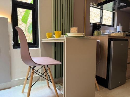 a pink chair sitting next to a counter in a kitchen at Casa Di Tatiana in Valledupar