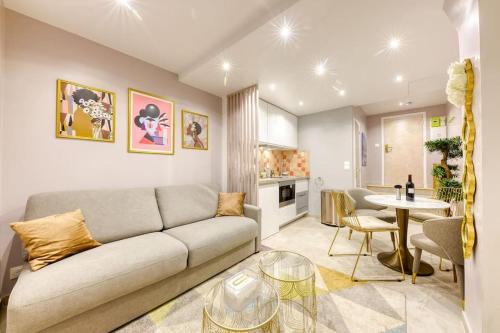 un salon avec un canapé et une table dans l'établissement Élysée Prestige, à Paris