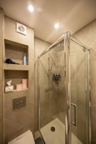 une salle de bain avec douche et toilettes dans l'établissement Élysée Prestige, à Paris