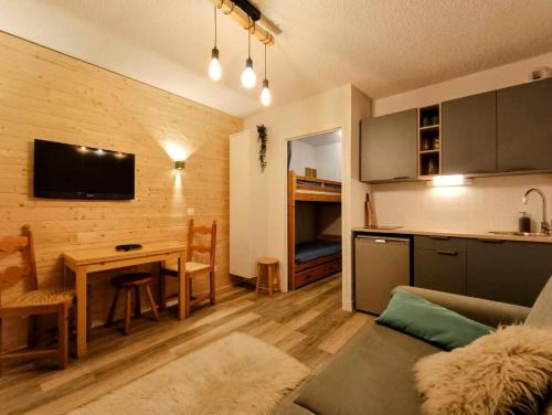 un salon avec un canapé et une table et une cuisine dans l'établissement Résidence Villaret 2 - Joli studio tout confort au pied des pistes à Risoul MAE-7141, à Risoul