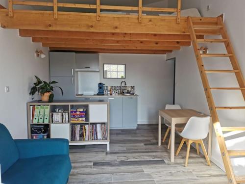 Il comprend un salon avec une mezzanine et une cuisine. dans l'établissement Studio Le Calme, plages à pied et grand jardin, La Couronne, à Martigues