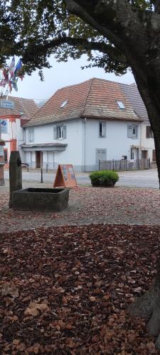 un bâtiment avec un panneau au milieu d'un parc dans l'établissement Love room avec spa privatif, à Saint-Amarin