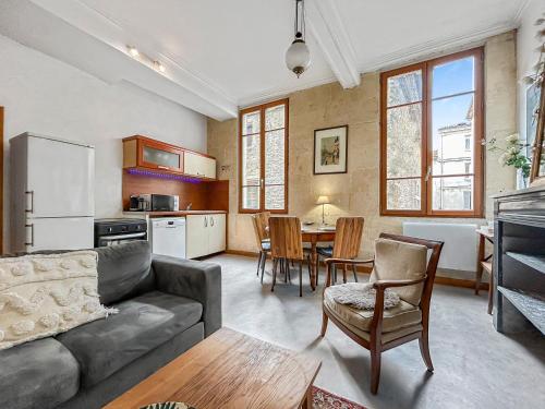 un salon avec un canapé et une table dans l'établissement Évasion chic près des Arènes de Nîmes, à Nîmes