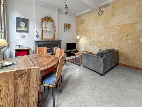 un salon avec une table et un canapé dans l'établissement Évasion chic près des Arènes de Nîmes, à Nîmes